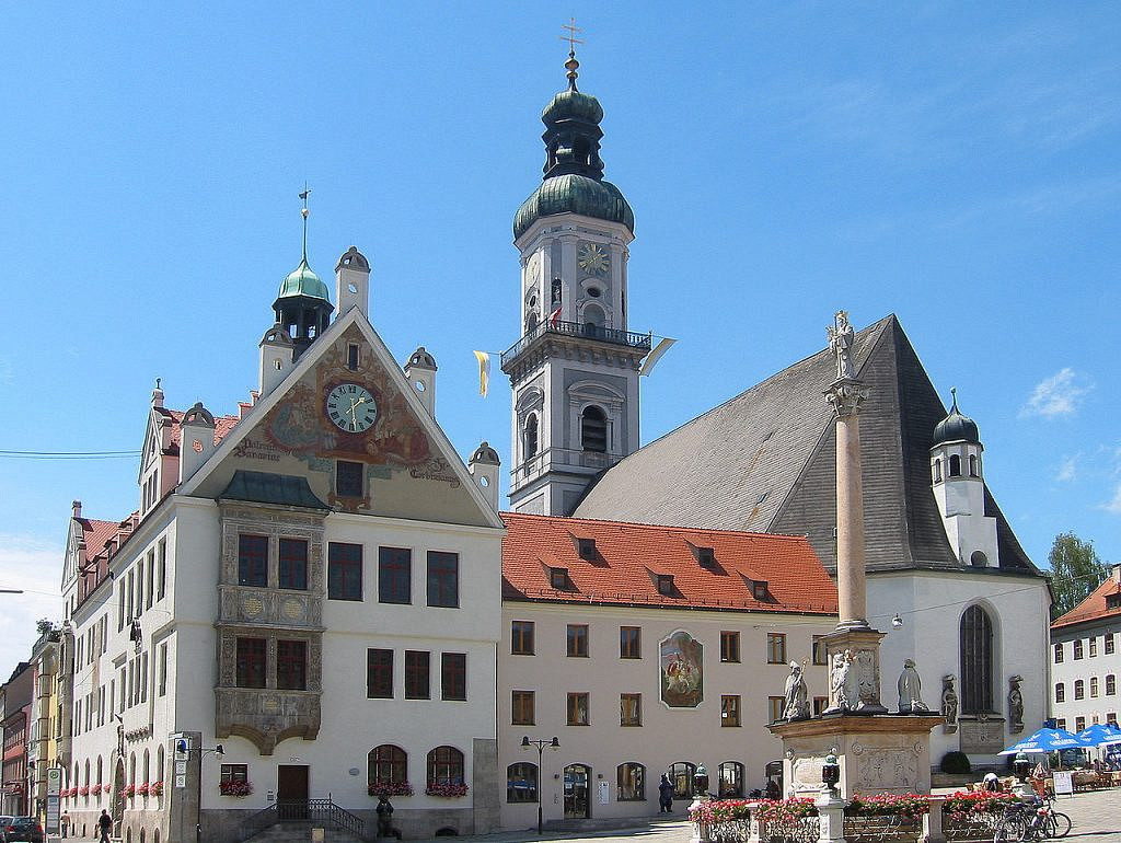 Der Freisinger Marienplatz mit Rathaus, Stadtpfarrkirche St. Georg und Mariensäule