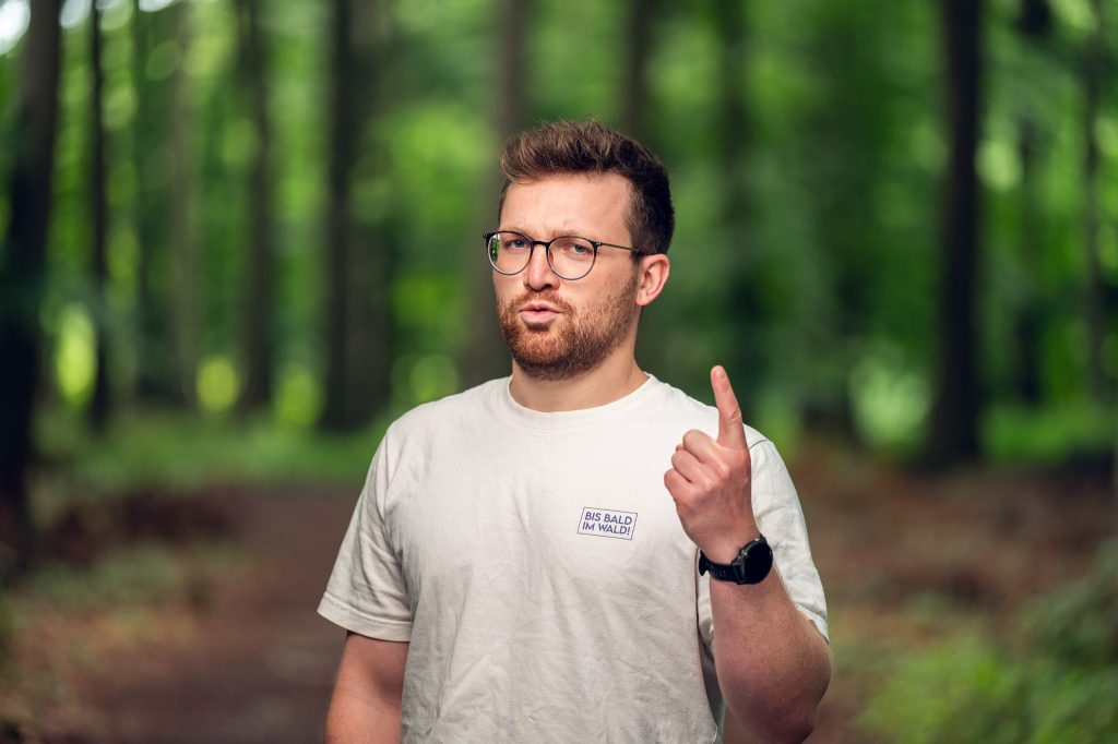 Felix guckt ernst und erhebt den Zeigefinger
